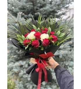 10 Kırmızı 2 Beyaz İthal Özel Gül Buket