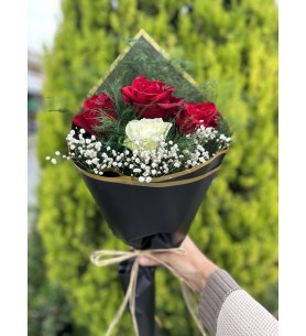 3 Kırmızı 1 Beyaz İthal Gül Buket