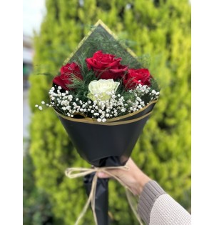 3 Kırmızı 1 Beyaz İthal Gül Buket