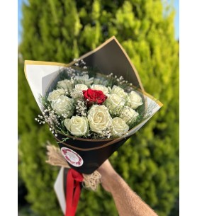 İthal 14 Beyaz 1 Kırmızı Gül Buketi