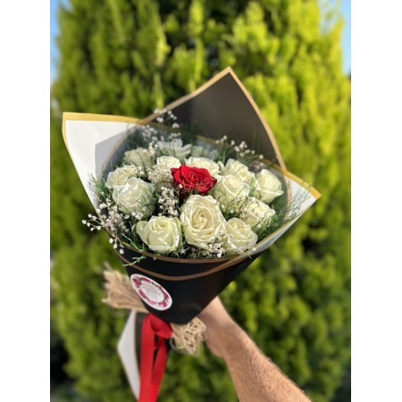 İthal 14 Beyaz 1 Kırmızı Gül Buketi
