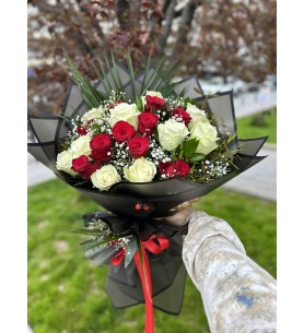 İthal 10 Beyaz 10 Kırmızı Gül Buketi